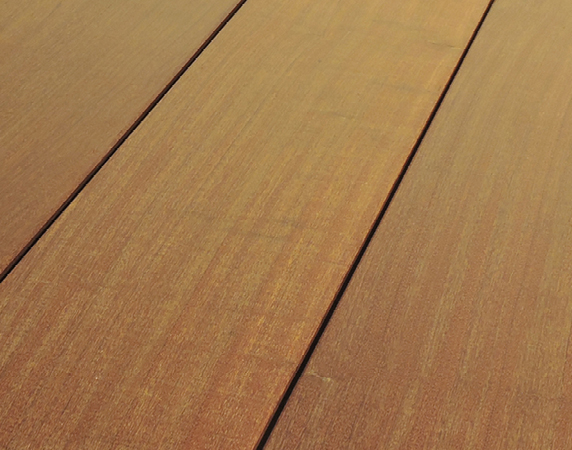 IPE Terrassenbelag passend zur Unterkonstruktion vom Terrassensystem.ch